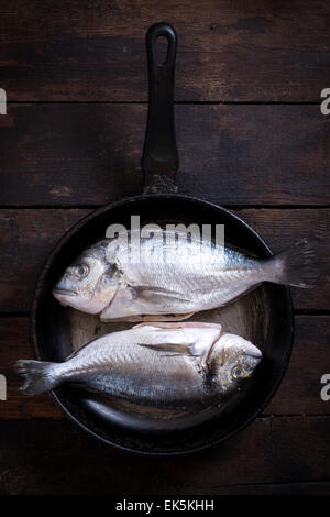 Glithead-Fischen in der alten Pfanne von oben auf hölzernen Hintergrund Stockfoto