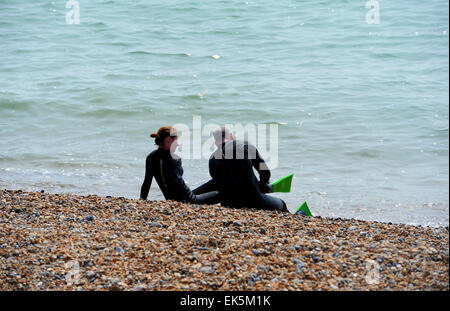 Hove, Brighton, UK. 7. April 2015. UK-Wetter: Schwimmer genießen das warme Wetter am Strand von Hove heute aber Wetsuits zu tragen, da das Wasser ziemlich kalt ist, noch soll das warme Wetter während der ganzen Woche Kredit weiter: Simon Dack/Alamy Live News Stockfoto