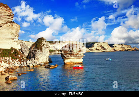 Beeindruckende Felsen im Meer, Bonifacio, Korsika, Frankreich Stockfoto