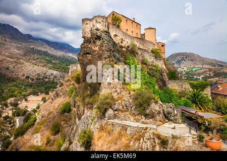 Beeindruckende Corte, Blick auf mittelalterliche Zitadelle, Korsika, Frankreich. Stockfoto