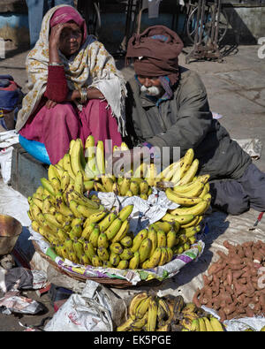 Indien, Delhi, indische paar Bananen in einem lokalen Markt verkaufen Stockfoto