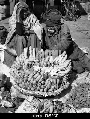 Indien, Delhi, indische paar Bananen in einem lokalen Markt verkaufen Stockfoto