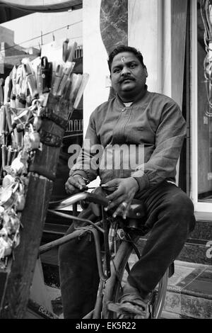 Indien, Delhi, indische Messer Schleifmaschine arbeitet in einer zentralen Straße der Stadt Stockfoto