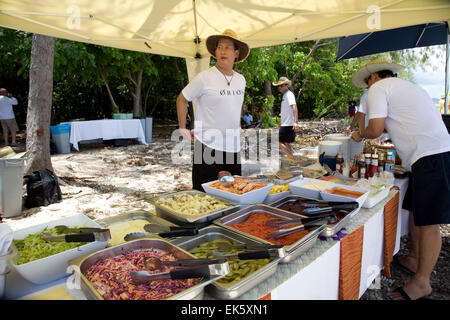 Die Australian-basierte Expedition Kreuzer Orion Passagiere genießen einen Besuch in Kennedy Island, benannt nach dem berühmten Castaway. Stockfoto