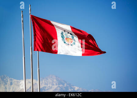 Peruanische Flagge winken in der Luft in Arequipa, Peru mit El Misti Vulkan im Hintergrund Stockfoto