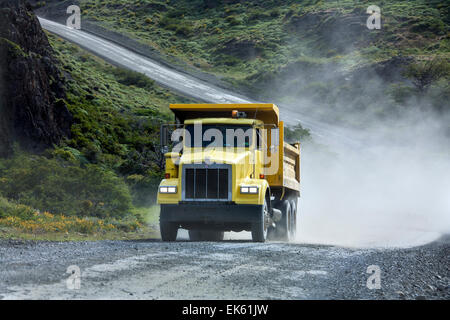 Transport - einen schweren LKW fahren auf eine grobe Schotterpiste in Patagonien im Süden Chiles. Stockfoto