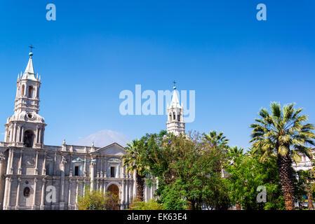 Blick auf die Twin Towers von Arequipa, Peru-Kathedrale mit El Misti Vulkan im Hintergrund Stockfoto