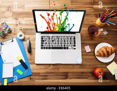 Arbeitsplatz mit Notebook, Büromaterial und Schreibtisch aus Holz. Stockfoto