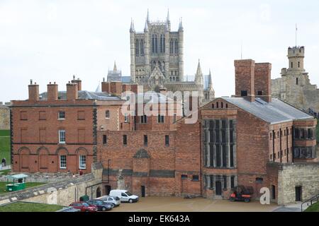 Lincoln Castle zeigt die viktorianischen Gefängnis, Aussichtsturm und Lincoln Kathedrale. neue Refurb 2015 Stockfoto