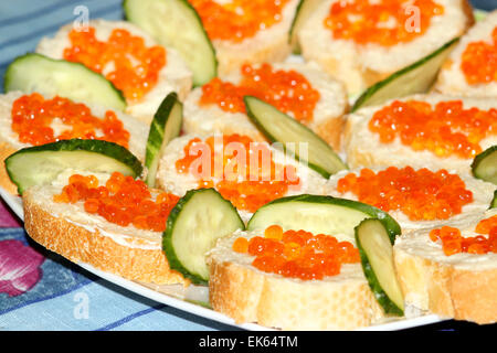 Sandwiches mit rotem Kaviar und Gurke auf dem Teller Stockfoto