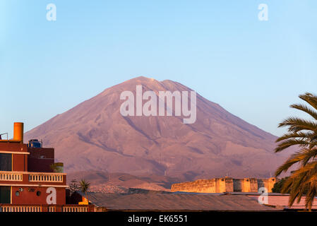 Ansicht des Vulkans El Misti in der Nähe von Arequipa, Peru auf die goldene Stunde getroffen Stockfoto