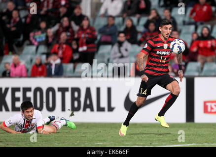 Sydney, Australien. 7. April 2015. Kerem Bulut (R) of Western Sydney Wanderers konkurriert in der Gruppe H-Spiel gegen FC Seoul an der 2015 AFC Champions League in Sydney, Australien, am 7. April 2015. Das Spiel endete mit einem 1: 1-Unentschieden. Bildnachweis: Jin Linpeng/Xinhua/Alamy Live-Nachrichten Stockfoto