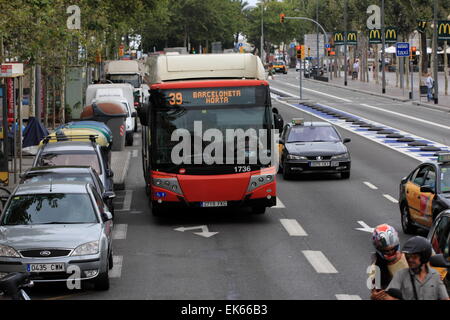 Öffentlicher Bus im Verkehr in Barcelona, Katalonien, Spanien, August 2014 Stockfoto