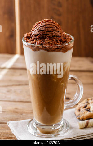 Eiskaffee mit Milch und Schokolade Eis Stockfoto