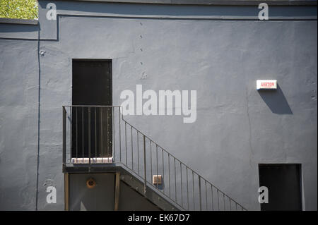 Stahl Feuerleiter, die vom Gebäude Stockfoto