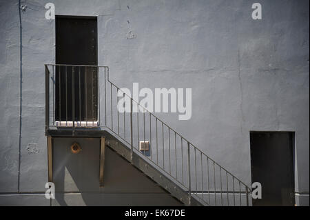 Stahl Feuerleiter, die vom Gebäude Stockfoto