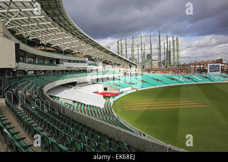 Blick auf das Spielfeld und West Tribüne auf dem Oval Cricket Ground, Heimat von Surrey County Cricket Club Stockfoto