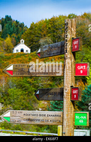 Virgen de Las Nieves Schrein und Route Signale. Irati Wald. Navarra, Spanien. Europa. Stockfoto