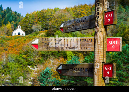 Virgen de Las Nieves Schrein und Route Signale. Irati Wald. Navarra, Spanien. Europa. Stockfoto