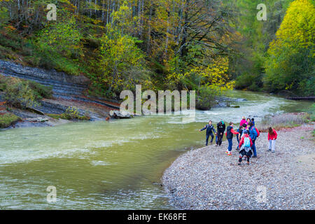 Menschen im Fluss. Irati Wald. Navarra, Spanien. Europa. Stockfoto