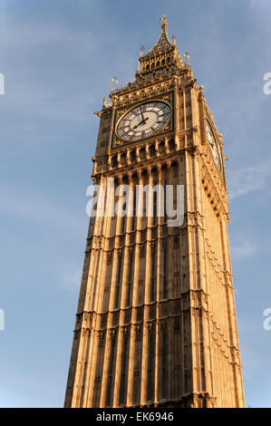 Big Ben-Uhrturm in London im Abendlicht Stockfoto