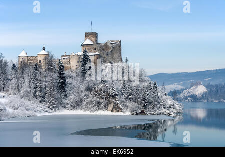 Mittelalterliche Burg in Niedzica, Polen, im Winter teilweise eingefroren Czorsztyn-Stausee am Fluss Dunajec und die fernen Blick o Stockfoto