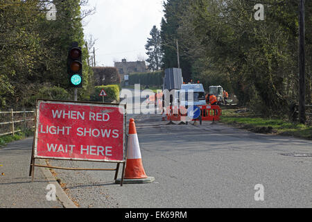 temporäre Ampel während der Installation der neuen high-Speed Breitband Glasfaserkabel in einem ländlichen Dorf in Oxfordshire Stockfoto