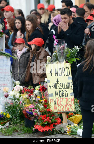 Datei - Datei Bild datiert 12. April 2012 zeigt Menschen zum Gedenken an Burak B., das Opfer von einem shooting am Tatort in der Nachbarschaft Neukölln in Berlin, Deutschland. Eine unbekannte Person schossen auf fünf junge Männer in der Nacht vom Donnerstag, 5. April 2012, tötete dabei einen. Zwei andere Jugendliche aus der Gruppe wurden schwer verletzt. Foto: Maurizio Gambarini/dpa Stockfoto