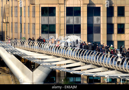 London, England, Vereinigtes Königreich. Die Millennium Bridge vom Südufer gesehen Stockfoto