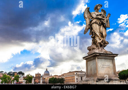 Roman Architecture, Skulptur von Angel in der Nähe von Castel Sant' Angelo. Stockfoto