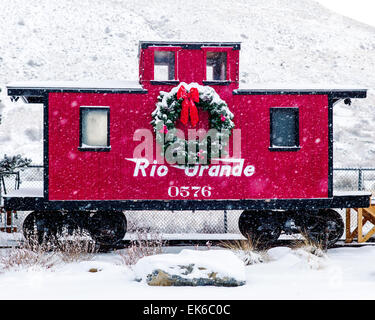 Großer Adventskranz auf restaurierten original Caboose #0576, circa 1886, von Denver & Rio Grande Western Railway gebaut. Stockfoto