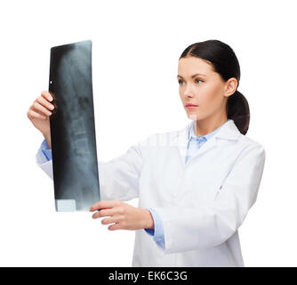 ernsthafte Ärztin Blick auf x-ray Stockfoto