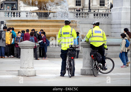 London, England, Vereinigtes Königreich. Metropolitan Polizisten auf Fahrrädern auf dem Trafalgar Square Stockfoto