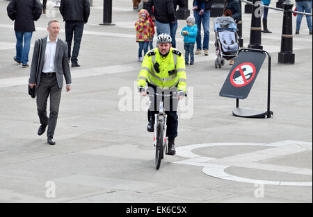 London, England, Vereinigtes Königreich. Metropolitan Polizei Offizier auf einem Fahrrad auf dem Trafalgar Square Stockfoto