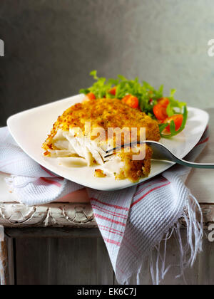 Traditionelle britische kochte misshandelten Kabeljau und Salat essen Stockfoto