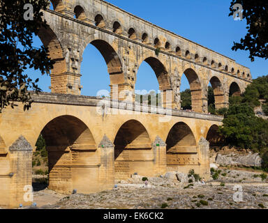 Pont du Gard, Vers Pont-du-Gard, Departement Gard, Languedoc-Roussillon, Frankreich.  Römisches Aquädukt Fluss Gardon überquert. Stockfoto