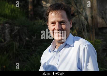 Newtown, UK. 7. April 2015. Stellvertretender Ministerpräsident & Führer der Liberaldemokraten, Nick Clegg, während seines Besuchs in Newtown, Montgomeryshire Wahlbezirk als Teil seiner Kampagne für Stimmen in der bevorstehenden Parlamentswahlen, UK. Bildnachweis: Jon Freeman/Alamy Live-Nachrichten Stockfoto