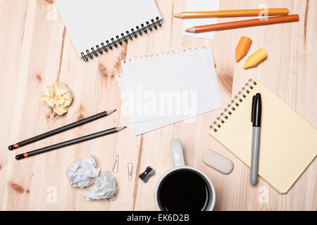 Büroausstattung mit Kaffee Stockfoto