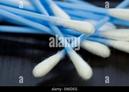 Zufällige Haufen von blauen Kunststoff Ohr Wattestäbchen zur Reinigung von Wachs aus dem Ohr in einem Gesundheits- und Hygiene-Konzept Stockfoto
