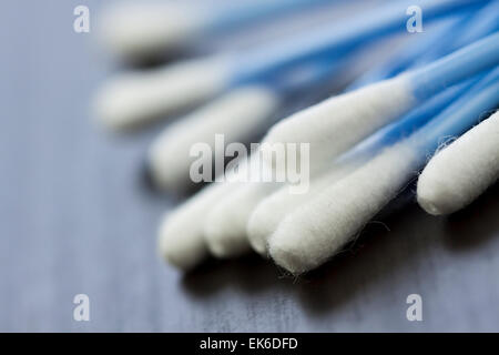 Zufällige Haufen von blauen Kunststoff Ohr Wattestäbchen zur Reinigung von Wachs aus dem Ohr in einem Gesundheits- und Hygiene-Konzept Stockfoto
