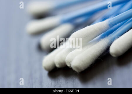 Zufällige Haufen von blauen Kunststoff Ohr Wattestäbchen zur Reinigung von Wachs aus dem Ohr in einem Gesundheits- und Hygiene-Konzept Stockfoto