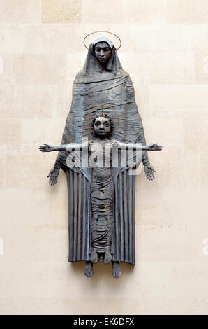 London, England, Vereinigtes Königreich. Skulptur Madonna mit Kind (Jacob Epstein, 1952) im Dekanat Mews Stockfoto