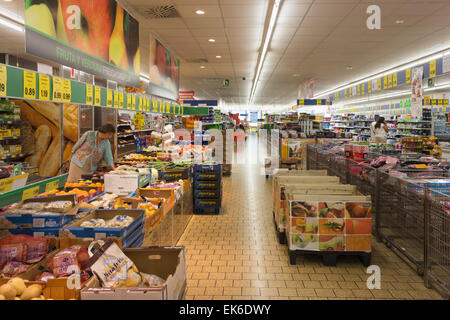 Inneren Lidl-Supermarkt in Torremolinos, Costa Del Sol, Provinz Malaga, Andalusien, Südspanien. Stockfoto