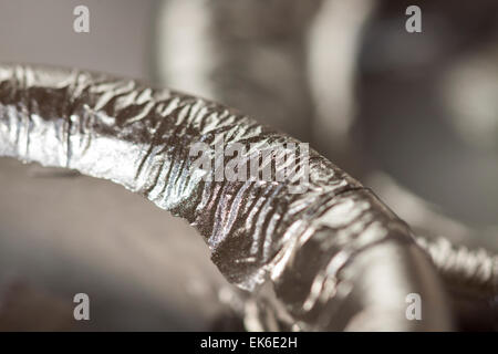 Nahaufnahme von der schwarzen verbrannten erloschen Docht auf eine Kerze, umgeben von weichen Wachs mit selektiven Fokus auf den Docht Stockfoto