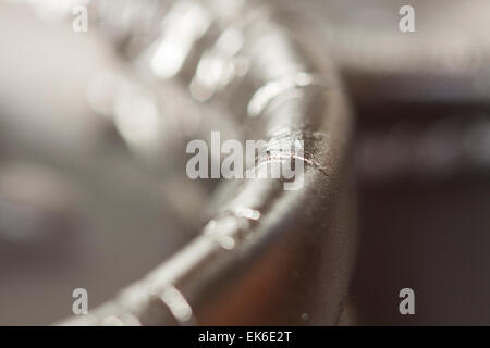 Nahaufnahme von der schwarzen verbrannten erloschen Docht auf eine Kerze, umgeben von weichen Wachs mit selektiven Fokus auf den Docht Stockfoto