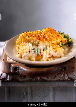 Gekochtes Huhn & Brokkoli Kartoffel Torte Rezept auf einer Platte in einem rustikalen Tisch serviert. Stockfoto