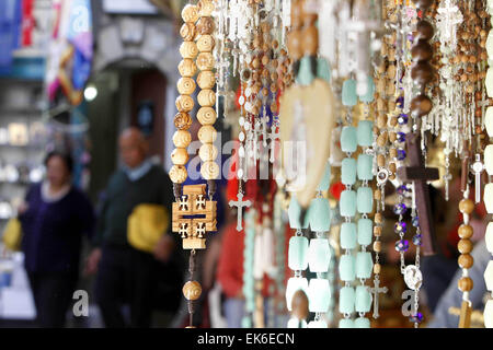 Jerusalem, Jerusalem, Palästina. 7. April 2015. Christliche Gläubige beten in der Kirche des Heiligen Grabes, traditionell von vielen geglaubt, um die Website der Kreuzigung und Grablegung Jesu Christi sein, Teil ihrer Ostern Pilgerreise ins Heilige Land, in die Altstadt von Jerusalem am 7. April 2015 © Saeb Awad/APA Bilder/ZUMA Draht/Alamy Live News Stockfoto