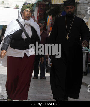 Jerusalem, Jerusalem, Palästina. 7. April 2015. Christliche Gläubige beten in der Kirche des Heiligen Grabes, traditionell von vielen geglaubt, um die Website der Kreuzigung und Grablegung Jesu Christi sein, Teil ihrer Ostern Pilgerreise ins Heilige Land, in die Altstadt von Jerusalem am 7. April 2015 © Saeb Awad/APA Bilder/ZUMA Draht/Alamy Live News Stockfoto