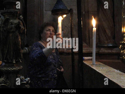 Jerusalem, Jerusalem, Palästina. 7. April 2015. Christliche Gläubige beten in der Kirche des Heiligen Grabes, traditionell von vielen geglaubt, um die Website der Kreuzigung und Grablegung Jesu Christi sein, Teil ihrer Ostern Pilgerreise ins Heilige Land, in die Altstadt von Jerusalem am 7. April 2015 © Saeb Awad/APA Bilder/ZUMA Draht/Alamy Live News Stockfoto
