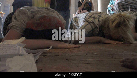 Jerusalem, Jerusalem, Palästina. 7. April 2015. Christliche Gläubige beten in der Kirche des Heiligen Grabes, traditionell von vielen geglaubt, um die Website der Kreuzigung und Grablegung Jesu Christi sein, Teil ihrer Ostern Pilgerreise ins Heilige Land, in die Altstadt von Jerusalem am 7. April 2015 © Saeb Awad/APA Bilder/ZUMA Draht/Alamy Live News Stockfoto